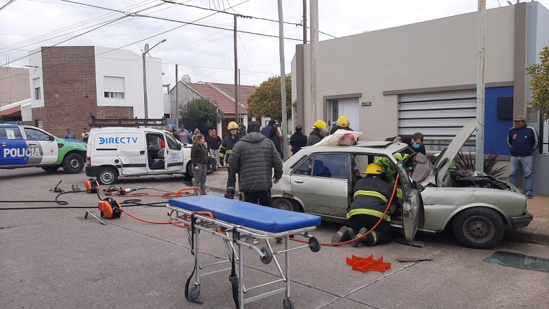 Un conductor qued atrapado en el auto tras un violento choque